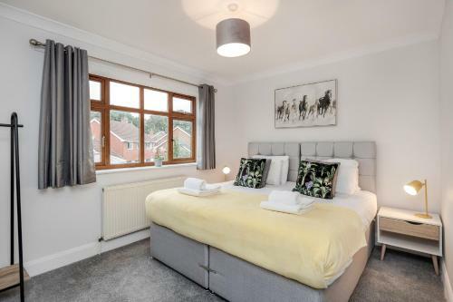 Maidenhead, Pet Friendly 4 Bed House, Free Parking