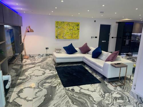 Modern And Stylish Penthouse Apartment Next To Maidenhead Golf Course
