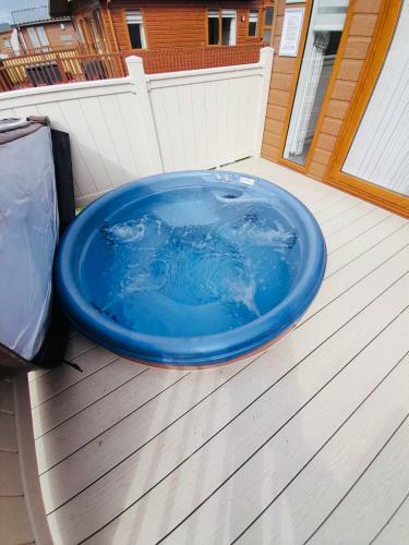 Ivy Lodge With Hot Tub