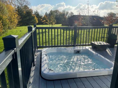 Coopers Cabin With Hot Tub