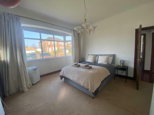 Spacious 3 Bedroom House With Private Garden & Parking