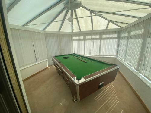 Spacious 3 Bedroom House With Private Garden & Parking