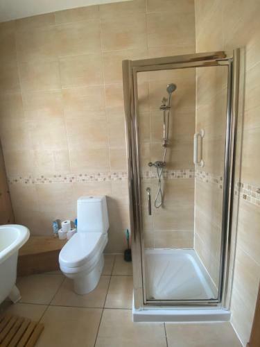 Spacious 3 Bedroom House With Private Garden & Parking