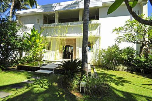 3-bedroom Beach Front Villa, 10 Mins To Dive Sites