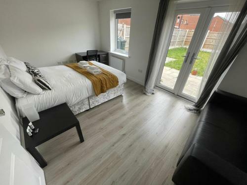 Hostal Large Bright King Sized Room - Short Walk From Cc