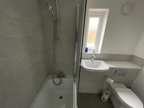 Hostal Large Bright King Sized Room - Short Walk From Cc