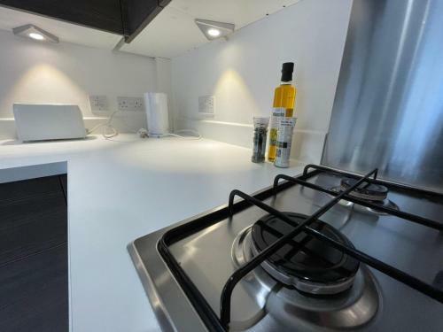 Hostal Large Bright King Sized Room - Short Walk From Cc
