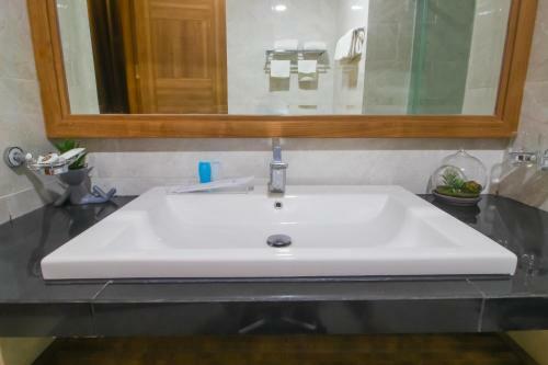 Ocean Beach Hotel Padang
