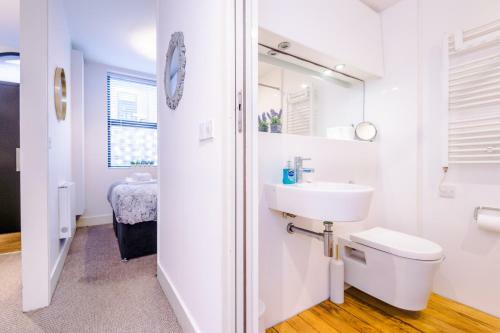 Rest & Recharge At Ash House Near Mediacityuk