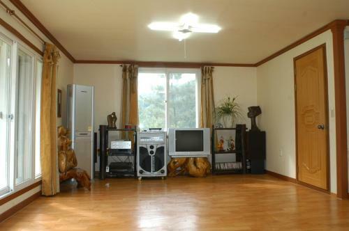 Anna House Valley Pension