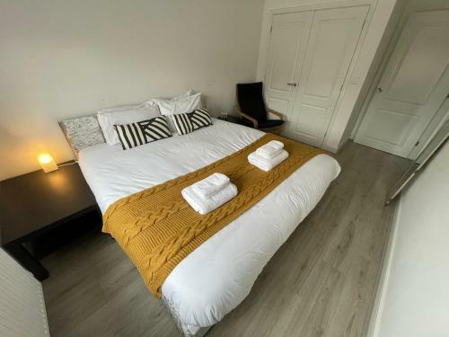 Hostal Large Spacious Room With Massive Bed And Free Wifi