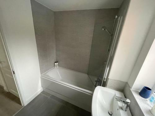 Hostal Large Spacious Room With Massive Bed And Free Wifi