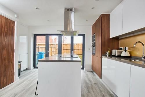 Exquisite 5 Bedroom Manchester House Sleeps8 Wparking