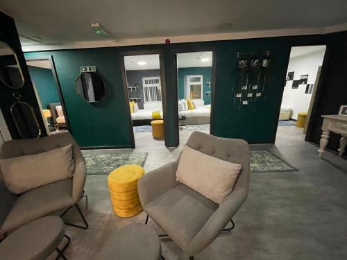 Lovely Party House - Centrally Located