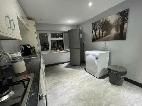 Lovely Party House - Centrally Located