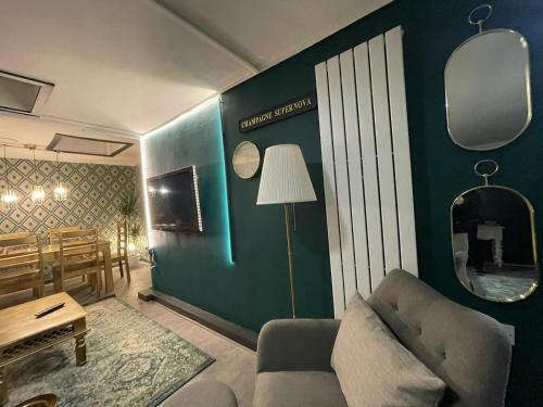 Lovely Party House - Centrally Located