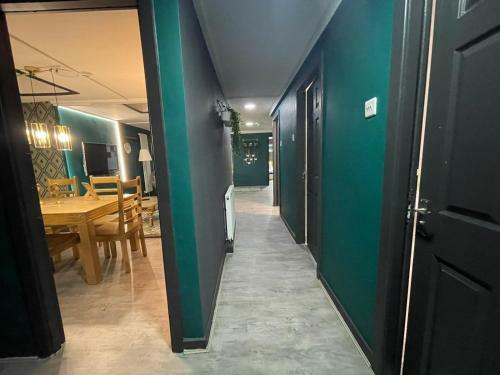 Lovely Party House - Centrally Located