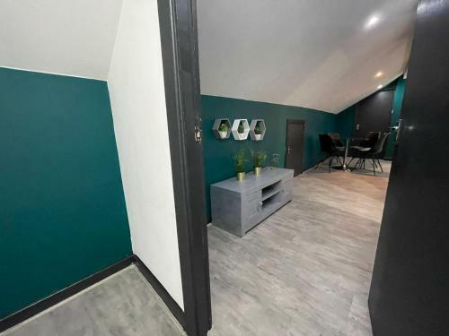 Lovely Party House - Centrally Located