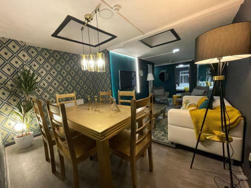 Lovely Party House - Centrally Located