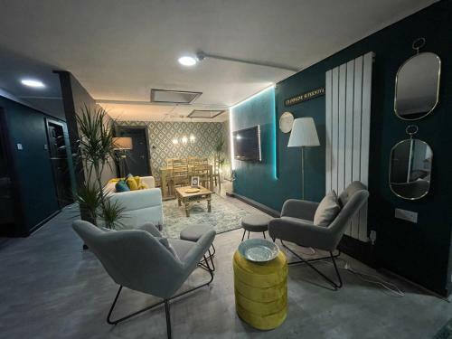 Lovely Party House - Centrally Located