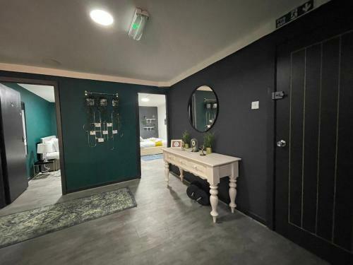 Lovely Party House - Centrally Located