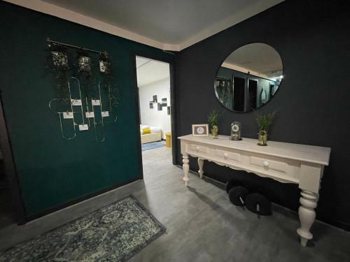 Lovely Party House - Centrally Located