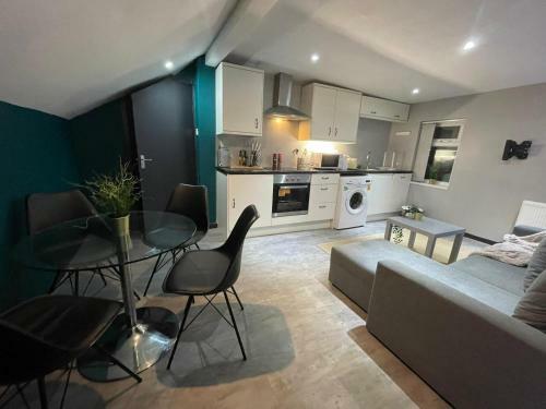 Lovely Party House - Centrally Located