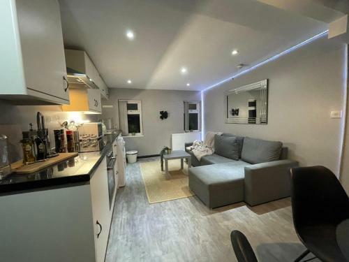 Lovely Party House - Centrally Located