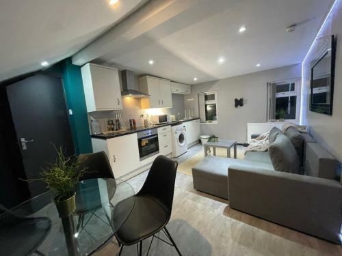 Lovely Party House - Centrally Located