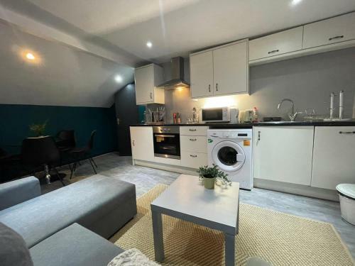 Lovely Party House - Centrally Located