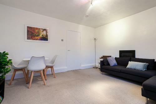 Cosy One Bed Apartment - Close To Cc