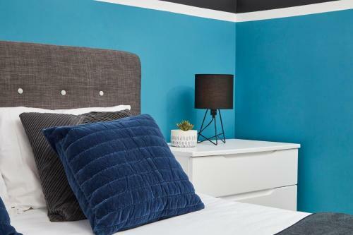 Stunning 2 Bed Apartment - Sleeps 6 - Parking