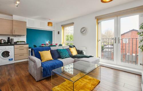 Stunning 2 Bed Apartment - Sleeps 6 - Parking