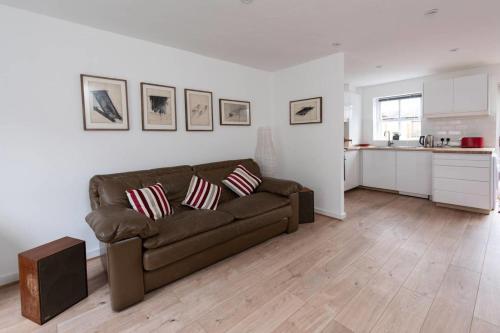 Cosy 2br House With Office & Parking!