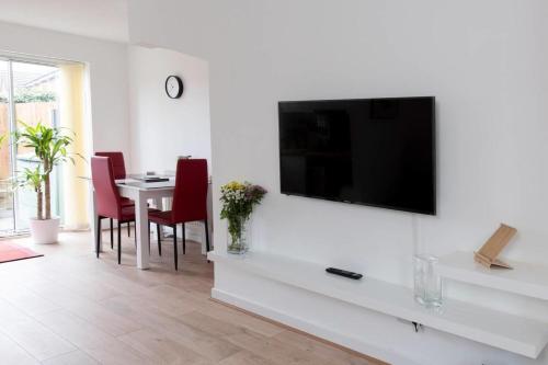 Cosy 2br House With Office & Parking!
