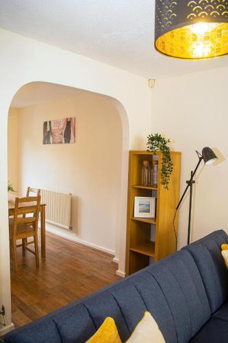 Cosy 3-bed Home Close To City Centre (Parking)