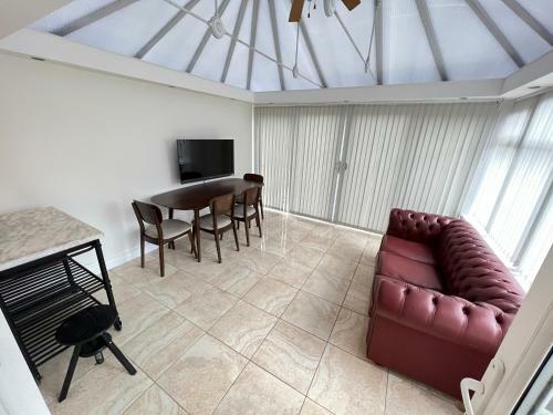 Large Family 4 Bedroom Townhouse - Fallowfield