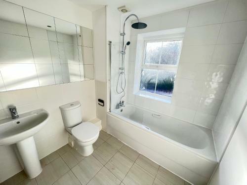 Large Family 4 Bedroom Townhouse - Fallowfield