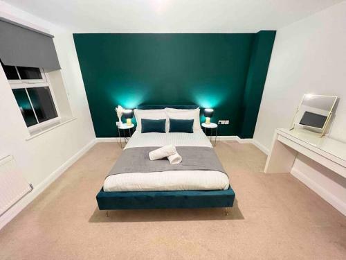 Large Family 4 Bedroom Townhouse - Fallowfield