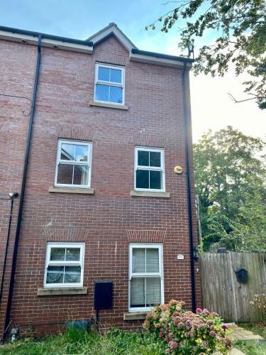 Large Family 4 Bedroom Townhouse - Fallowfield