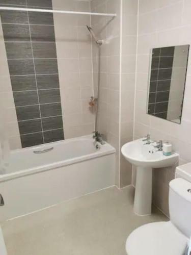 Entire 3 Bedroom House Manchester Free Parking