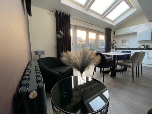 Stunning 4 Bed House With Cinema Room & Parking