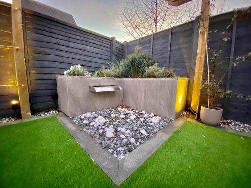 Stunning 4 Bed House With Cinema Room & Parking