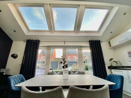 Stunning 4 Bed House With Cinema Room & Parking