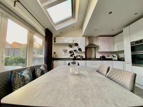 Stunning 4 Bed House With Cinema Room & Parking