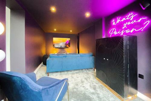 Stunning 4 Bed House With Cinema Room & Parking