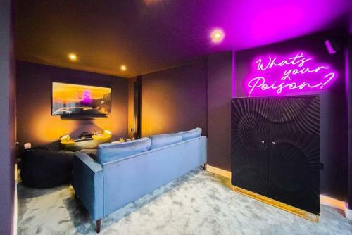 Stunning 4 Bed House With Cinema Room & Parking