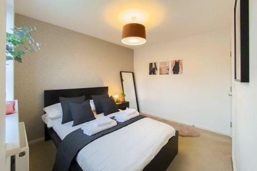 Stunning 4 Bed House With Cinema Room & Parking