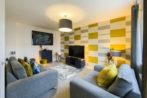 Stunning 4 Bed House With Cinema Room & Parking
