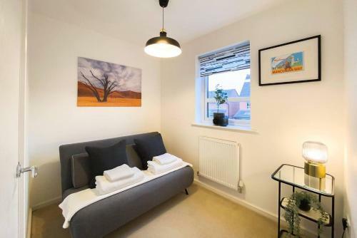 Stunning 4 Bed House With Cinema Room & Parking